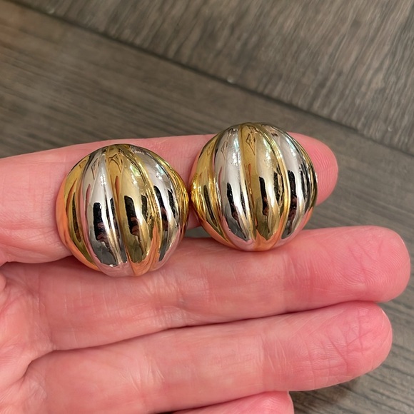 Vintage Round Two-tone Ribbed Clip Earrings - Picture 4 of 15